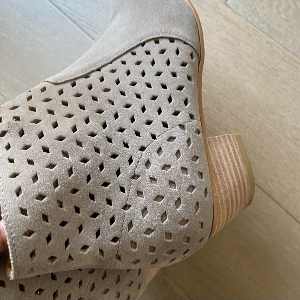 Soludos Lola taupe suede Perforated Ankle Booties 8.5 - Picture 5 of 10